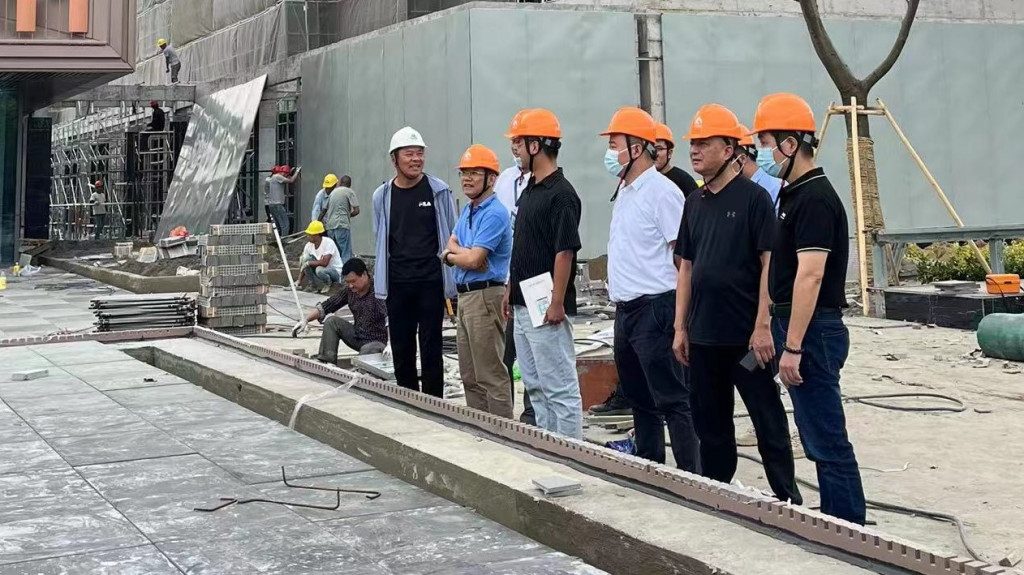 這張你裁一下再放1